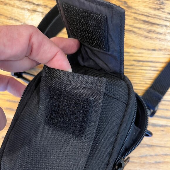 Lowerpro Small Black Portable Digital Camera Case with Adjustable Strap - Picture 6 of 12